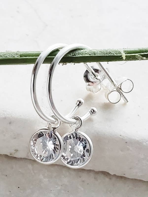 Sosie Designs - Venta al por mayor Pendientes de aro - Aro abierto plateado con tachuelas de cristal - transparente