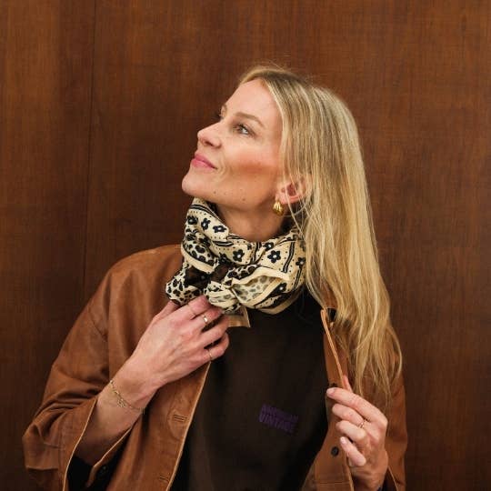 Love Explorers - Venta al por mayor Pañuelo para la cabeza - Mujer - Pañuelo grande esencial con estampado de leopardo y flores en marrón5