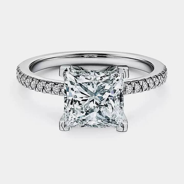 Bague pavée en moissanite taille princesse en argent sterling 925 pour la vente par Perimade & Co. LLC