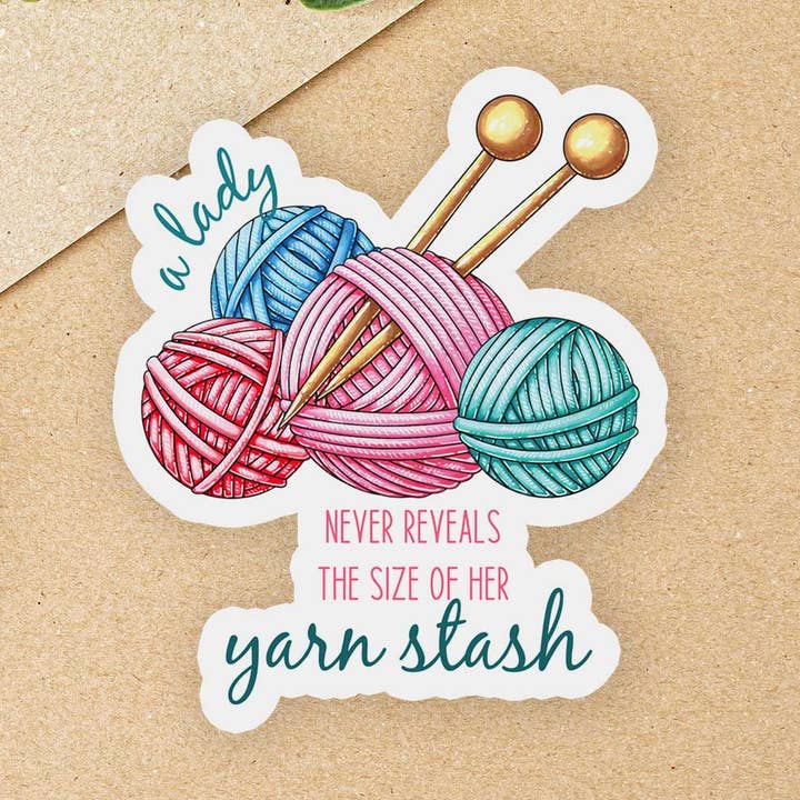 Eine Dame verrät nie die Größe ihres Garnstash-Aufklebers für den Großhandel von Shop Intaglio
