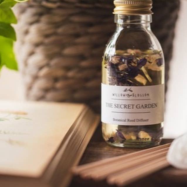 Willow & Blossom Botanicals - Wholesale Reed Diffuser - Botanical Reed Diffuser with dried flowers;choose your scent