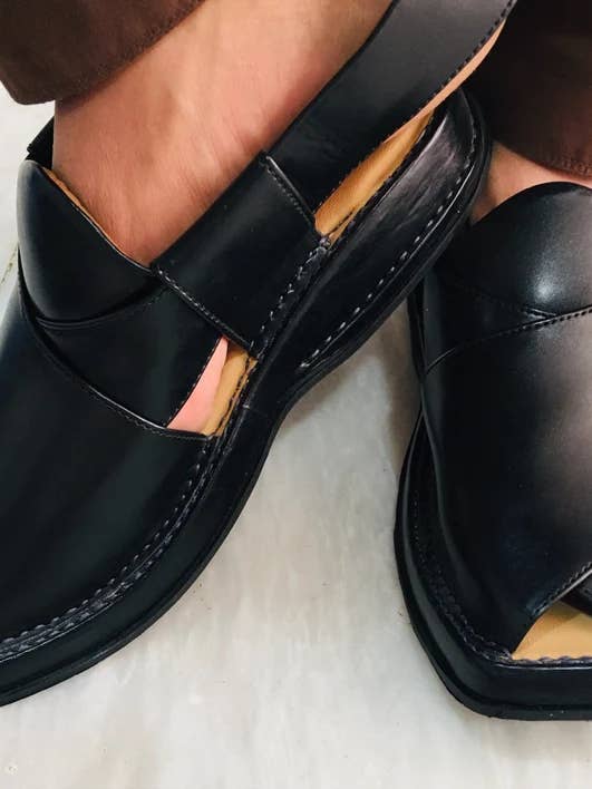 Trendiga sandaler, glänsande svart Peshawari Chappal för wholesale av vintarust