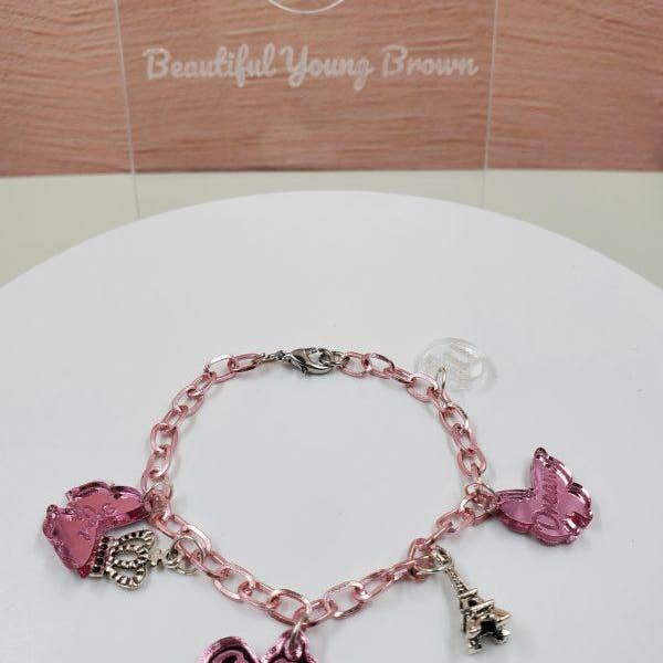 Bracelet à breloques papillon BYB Girl Boss - Rose pour la vente par Brilliant Young & Beautiful Boutique