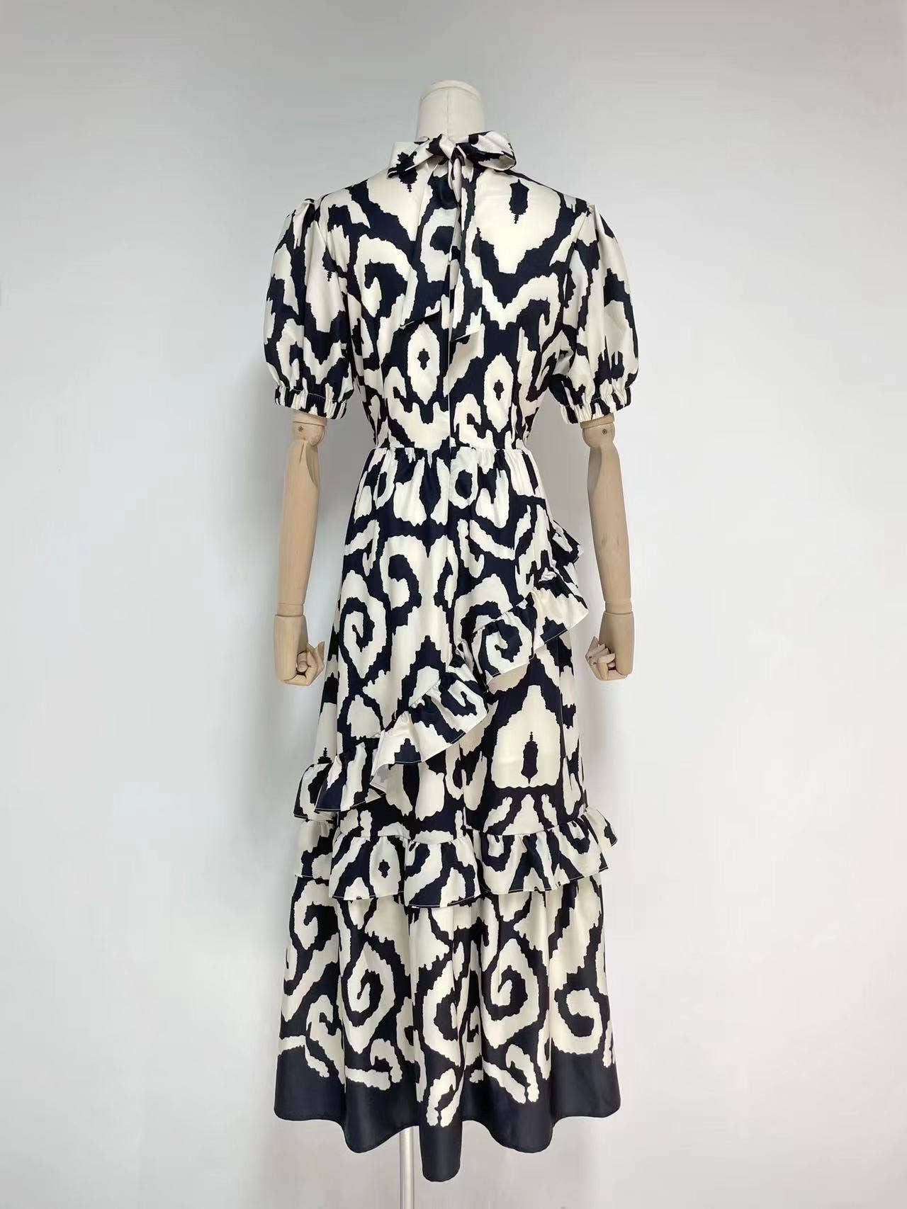 Noir Robe maxi à imprimé à volants avec col écharpe et manches courtes DR492Y en vente sur Faire3