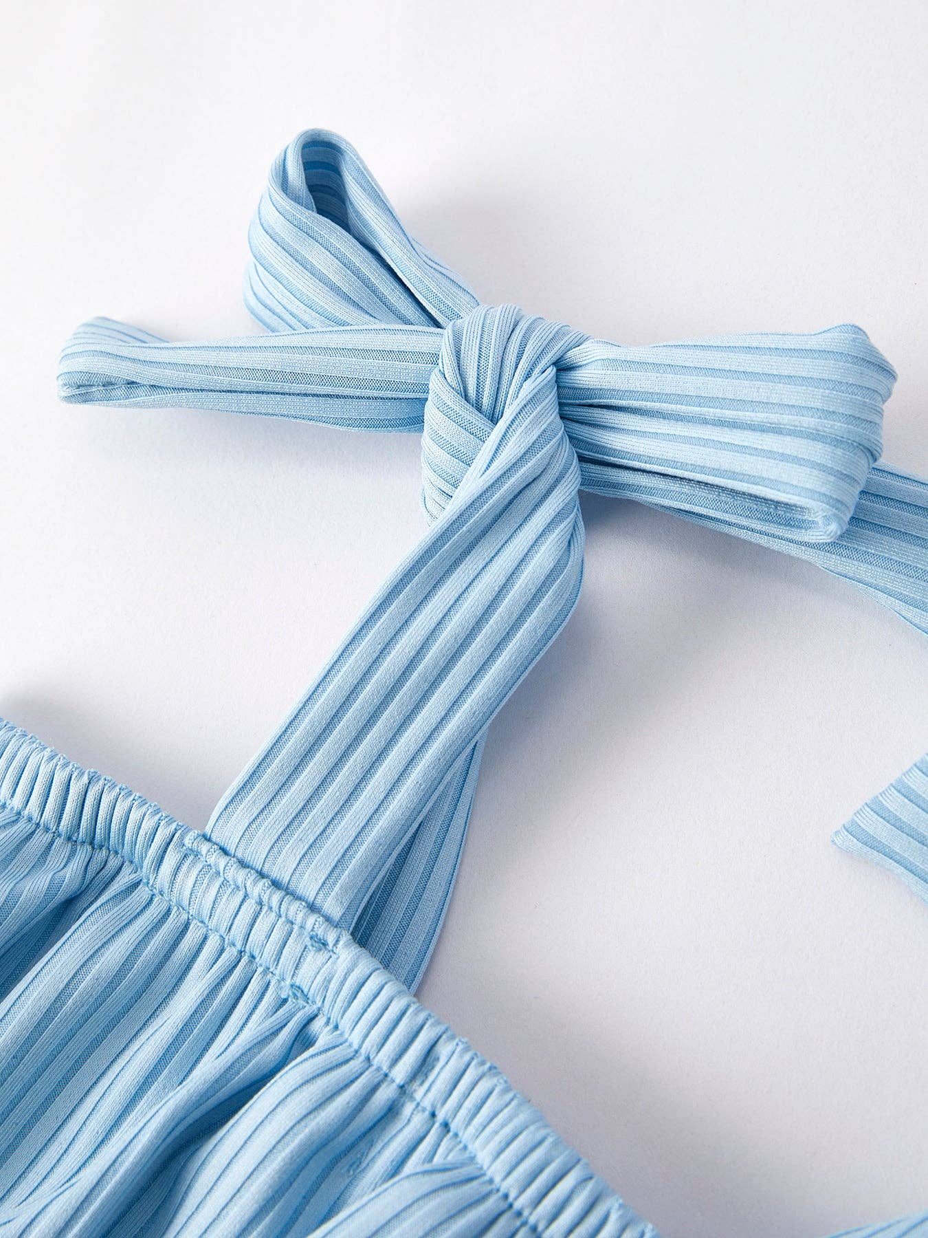 Rylee Faith Designs – wholesale Klädesset - Baby – Påskblå kaninveckad hängselväst och blommiga bloomers-set2