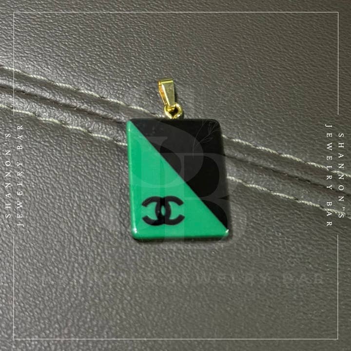 Shannon's Jewelry Bar – wholesale Individual charm/pendant – CHANEL Green and Black Resin Charm CC Zipper Pull Button22mm1