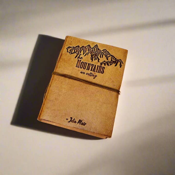 Soothi | Containers Of Creativity - Vente Journal intime - Journal en cuir avec citation de John Muir - "Les montagnes m'appellent" Journal d'aventure