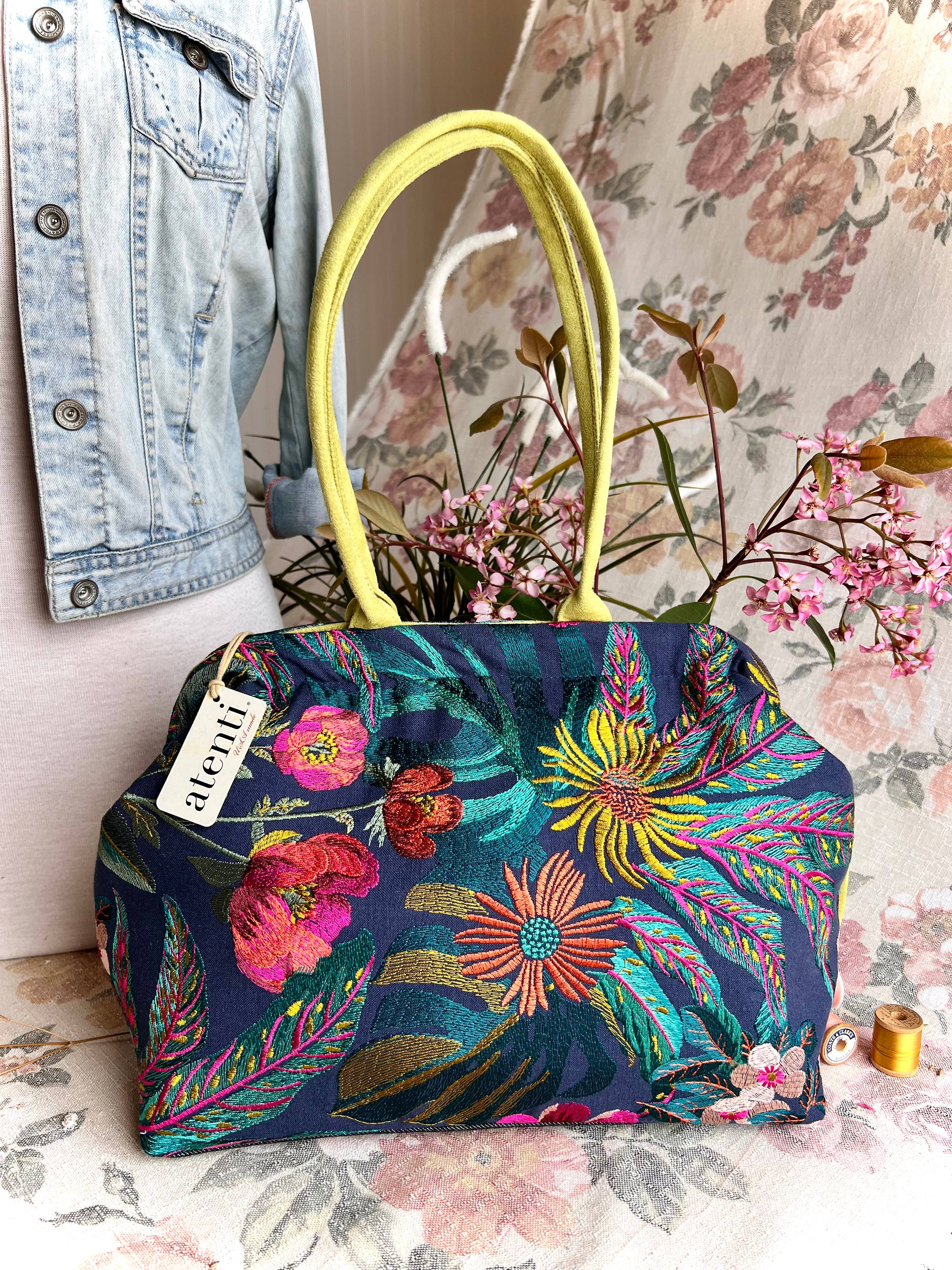 Atenti – Mala com alça superior – Mulher por atacado – Bolsa Doutora Moderna Flora Molly com Armação de Metal e Fecho de Pressão25