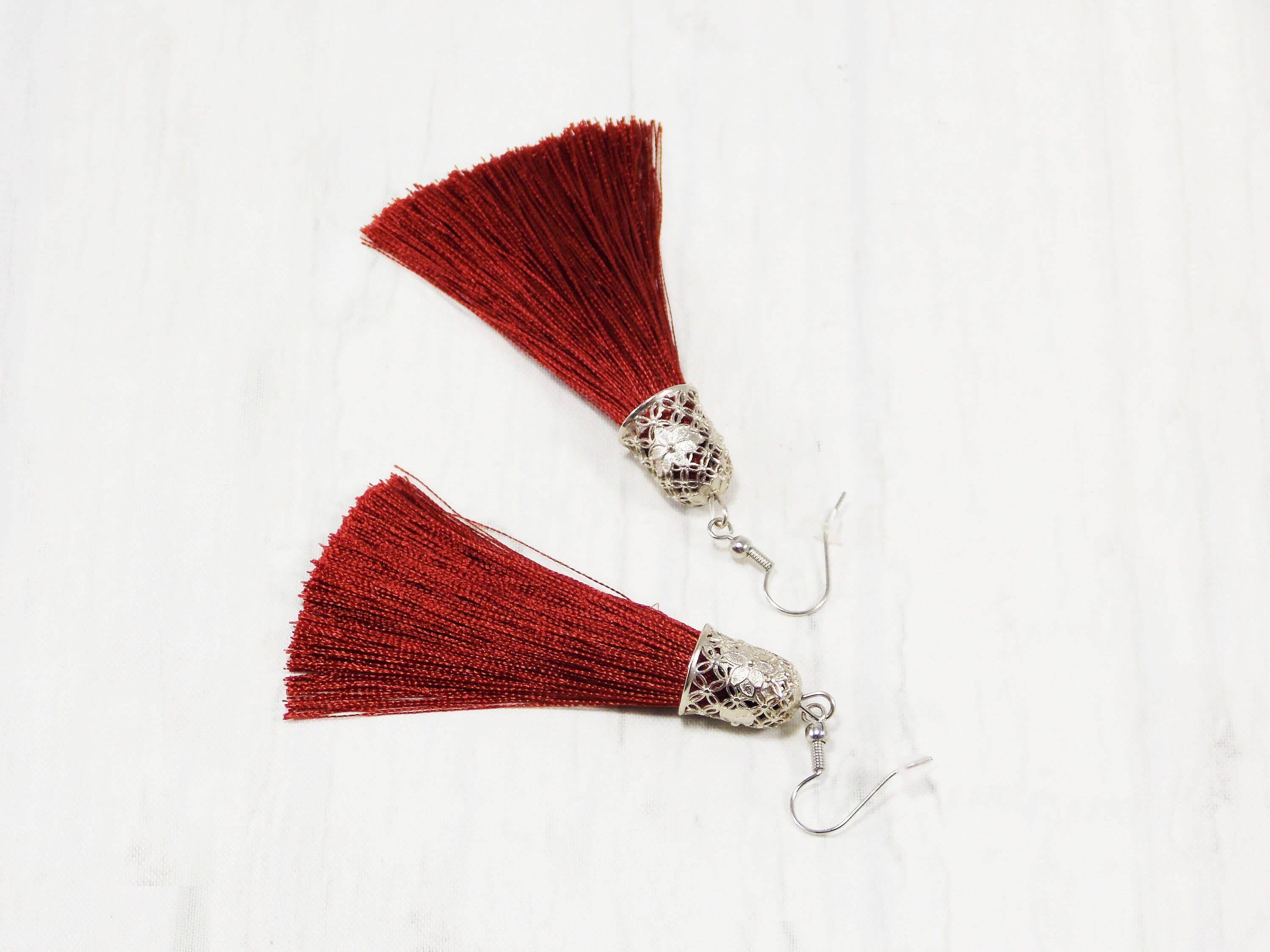 Ninolia – Brincos com berloques por atacado – Brincos de borla vermelho bordô profundo poliéster seda vermelho sangue jóias cereja marrom vinho tinto brincos de borla para festa leve gota sexy4