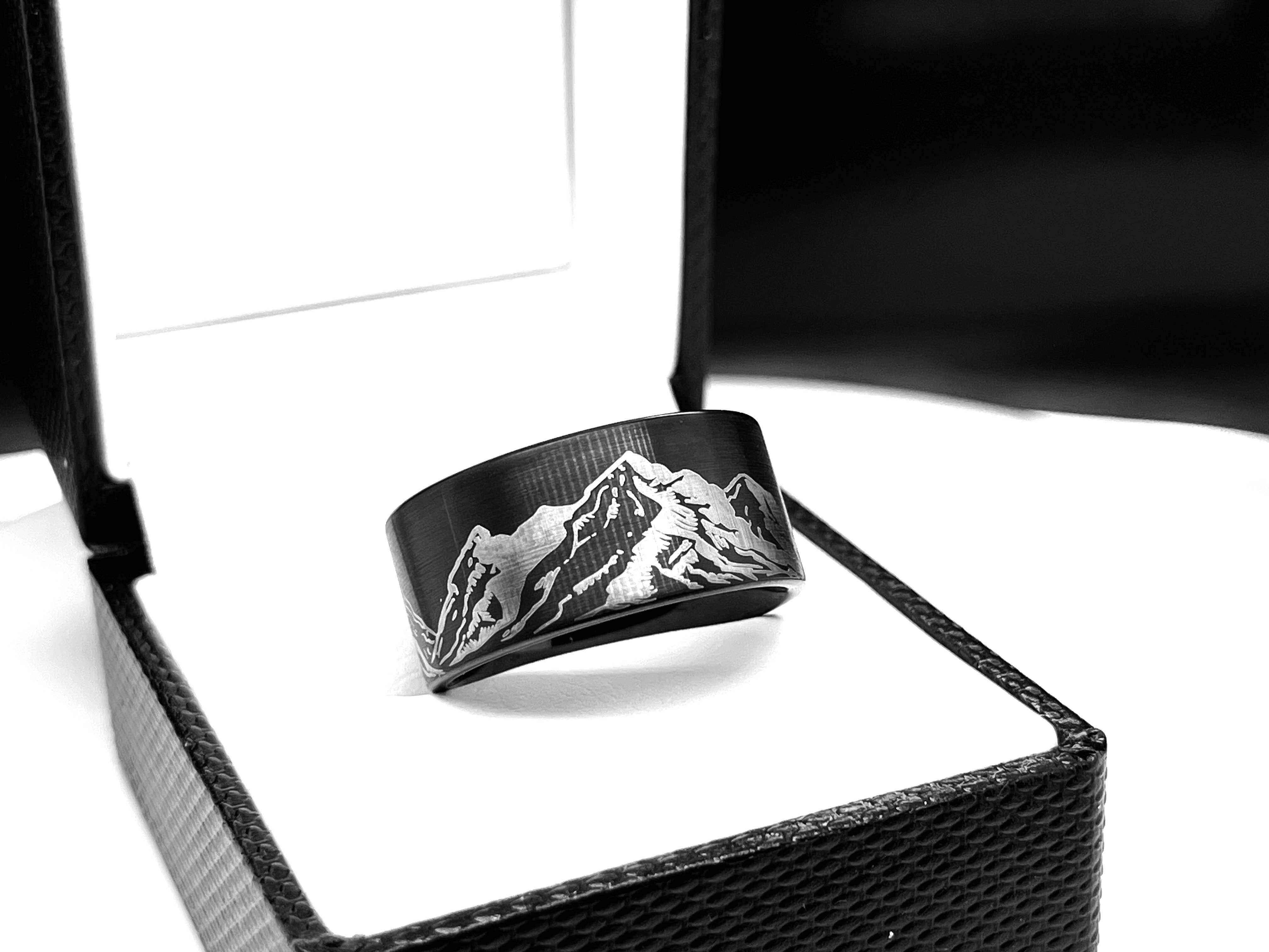 rings paradise – wholesale Band/Stackad Ring – Svart borstad volframkarbidring med berggravyr1