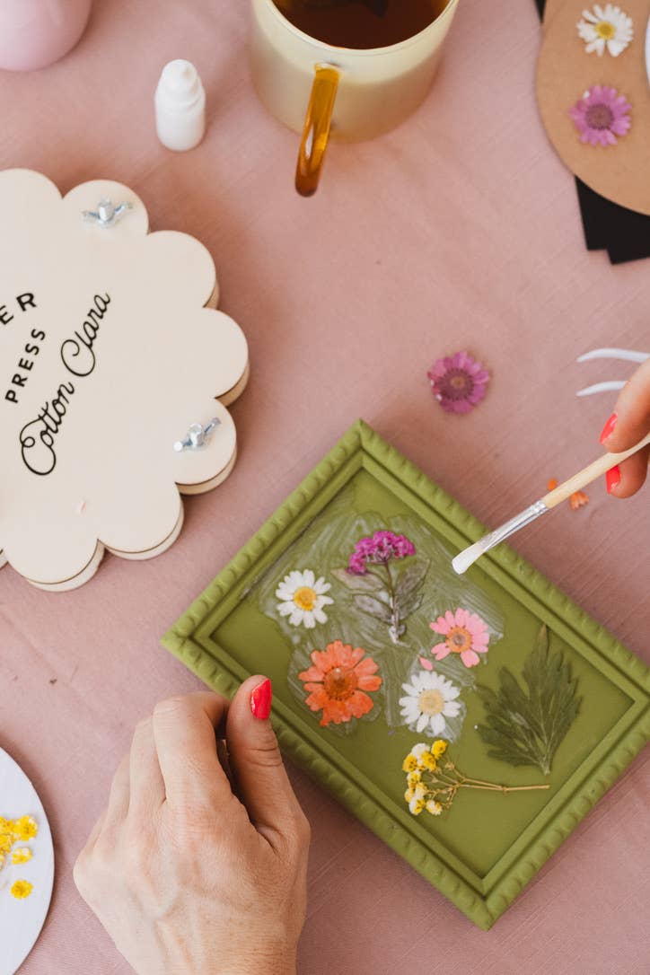 Cotton Clara Craft Kits & Supplies - Vendita all'ingrosso Kit per lavoretti fai da te - Kit per principianti per pressare fiori in legno con design circolare smerlato, strumenti e progetti9