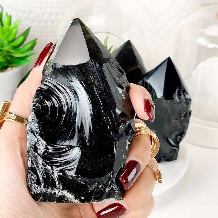 Pointes en obsidienne noire polies sur le dessus | Tour en obsidienne noire pour la vente par Yellow Tree Company