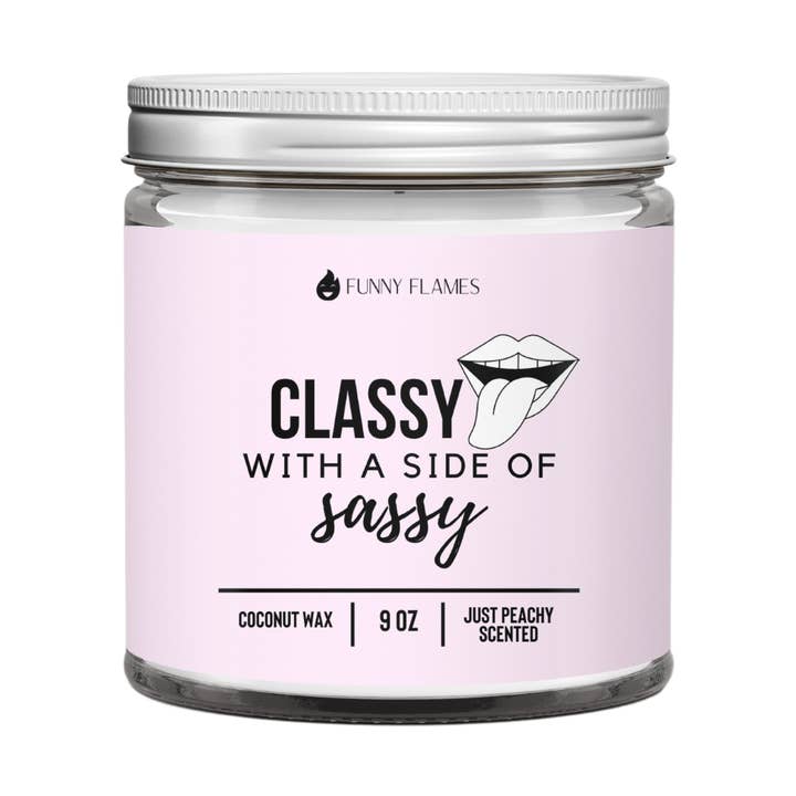 Clase con un toque de actitud - Vela divertida aroma durazno para venta al por mayor de Funny Flames Candle Co - Les Creme