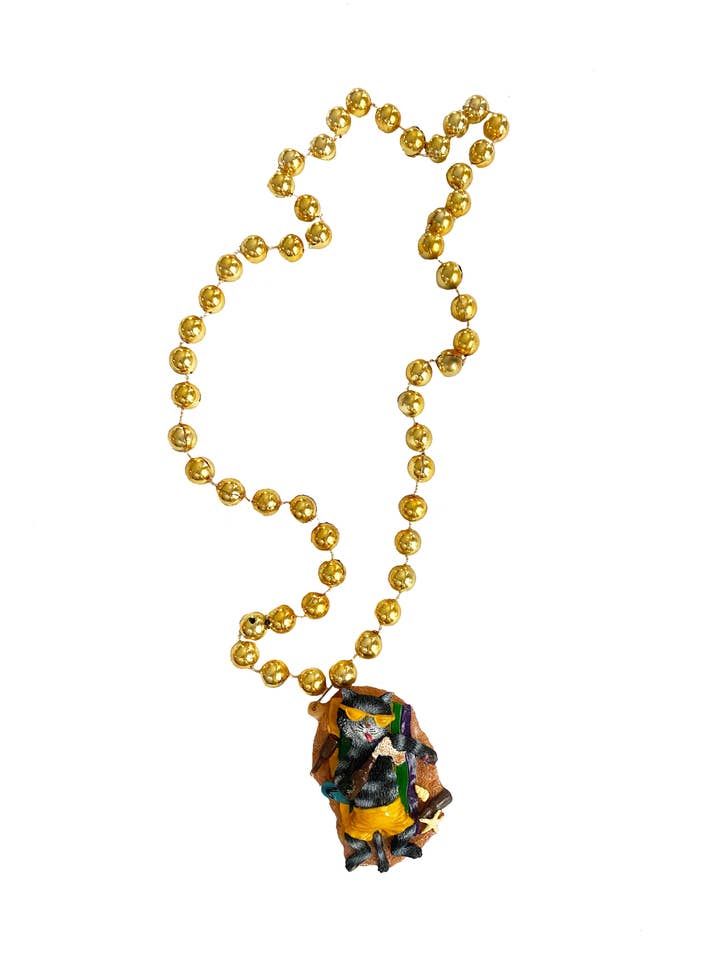 Medaglione a forma di gatto con postumi di una sbornia su perlina dorata speciale per la vendita all'ingrosso da parte di Mardi Gras Creations