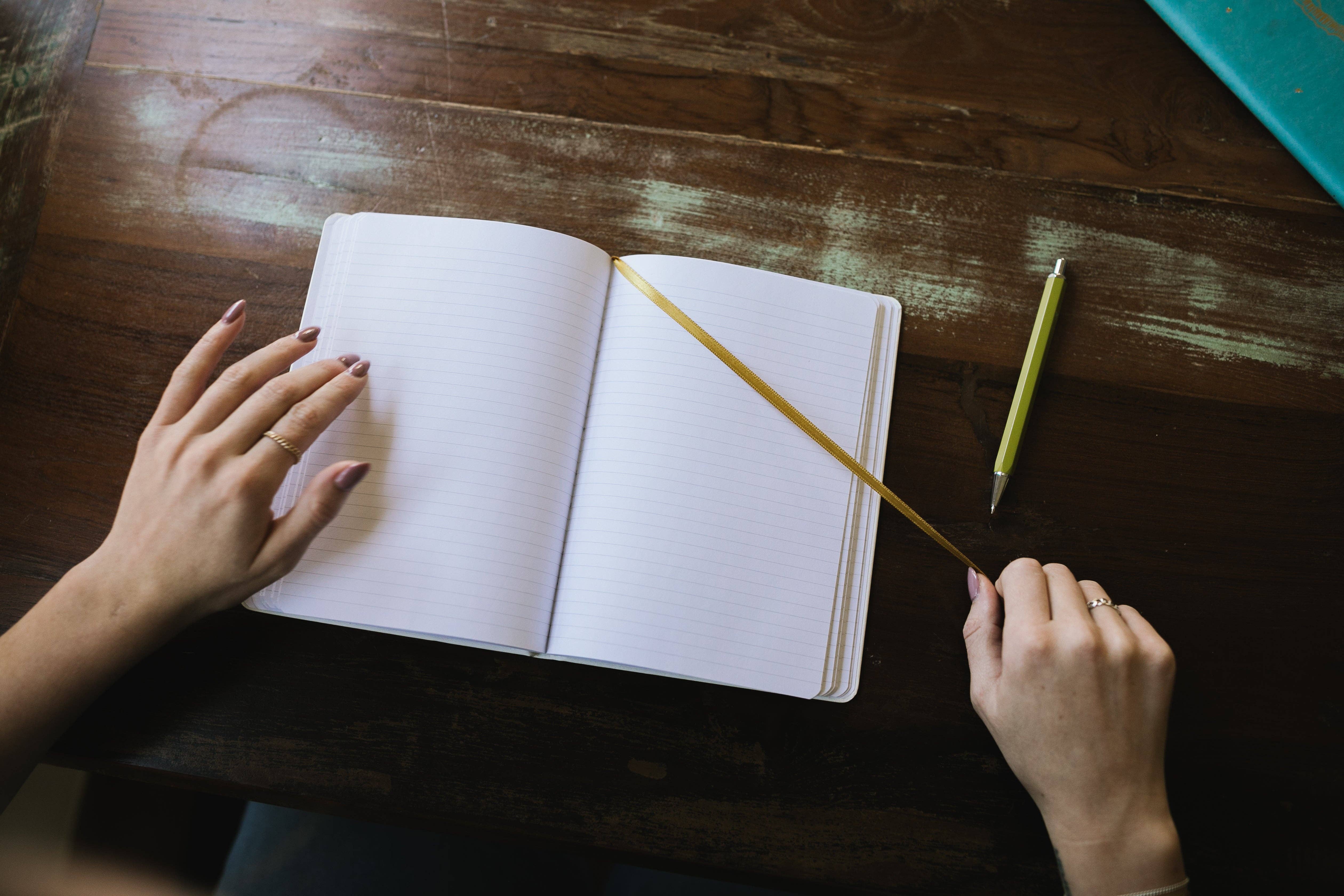 Elisa M Torres - Artist & Designer – Großhandel Notizbücher – Freue dich Notizbuch - Goldene Eucharistie-Design6