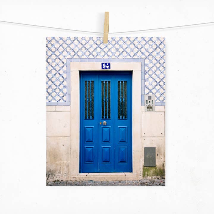 Photo de voyage Blue Lisbon Door | 5 x 7 ou 8 x 10 pour la vente par Jillian Audrey Photography