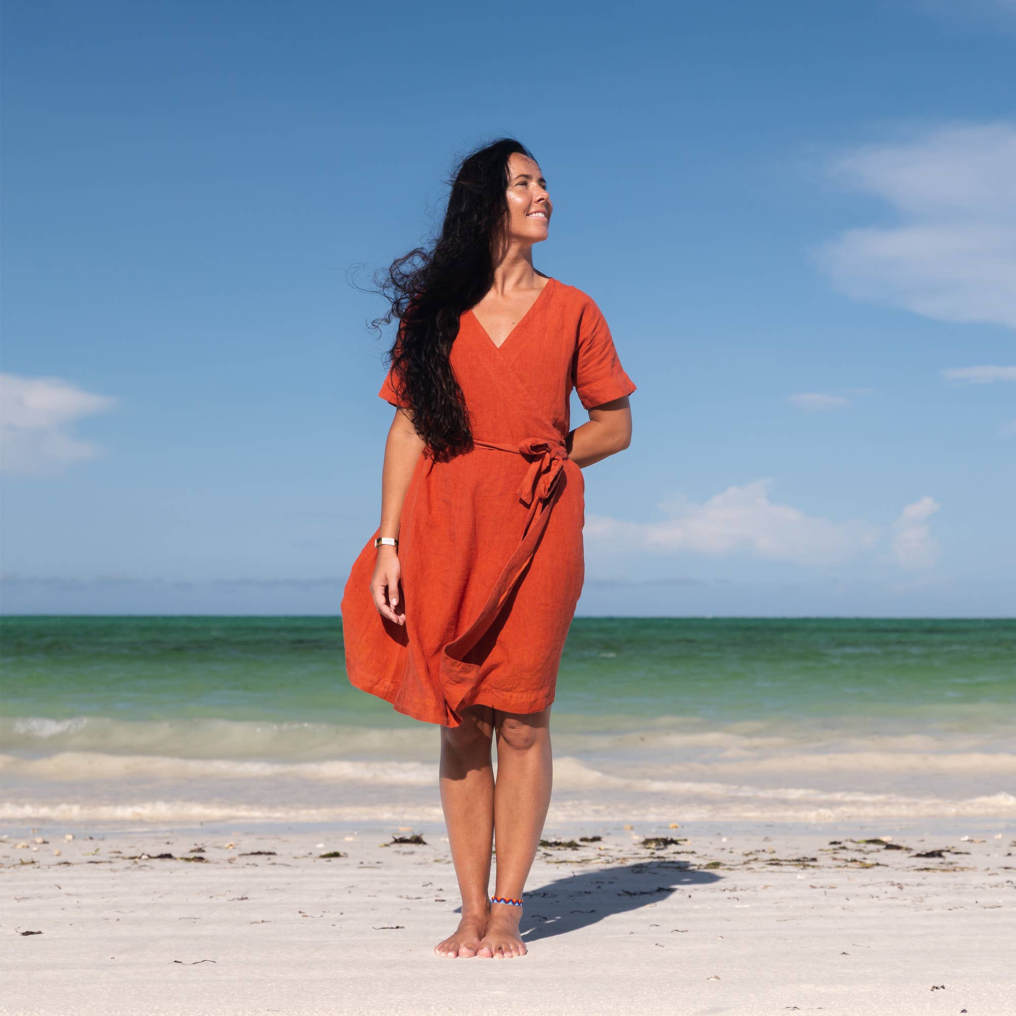 menique – Vestido - Mulher por atacado – Vestido Envelope Midi de Linho Natural Eliana para Praia de Verão1