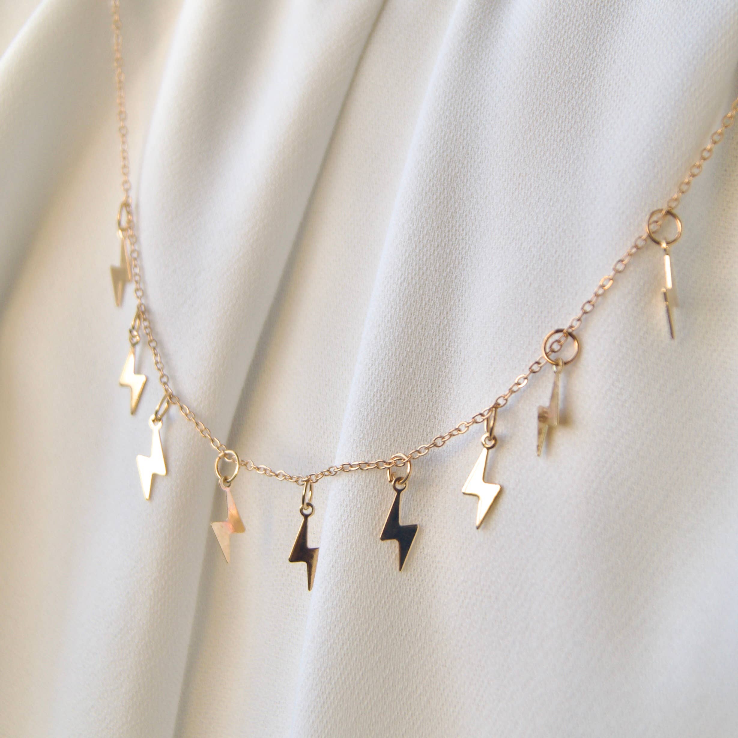 EAST INDIA IMPORTS - Venta al por mayor Collares con colgantes/abalorios - Collar con colgante de rayo en tono dorado0