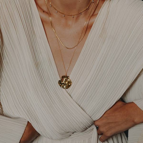 Fina guldpläterade mässing hamrade runda hängande halsband för wholesale av Bijoux 7bis