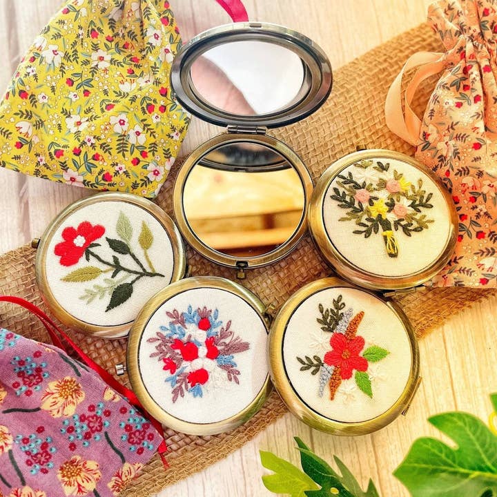 Floral Embroidered Compact Mirror, Collection Brooklyn ✅ for wholesale by Quince Fables