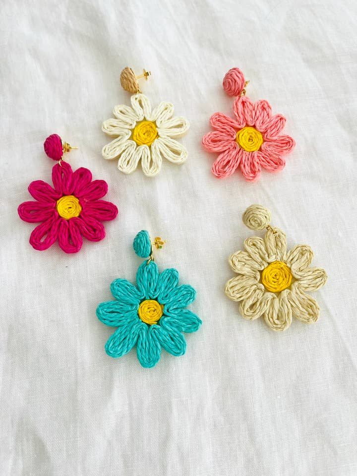 Brincos LILOU - Marguerite em ráfia por atacado de Innaya