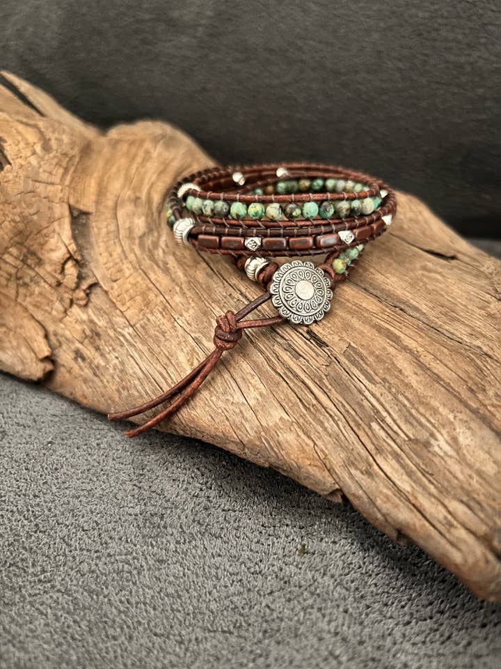 Bracciale a triplo giro con pietre preziose naturali turchesi africane per la vendita all'ingrosso da parte di DesertBeads