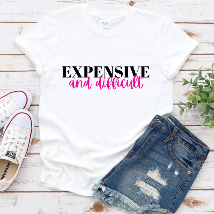 T-shirt graphique cher et difficile pour la vente par Gia Gifts Boutique