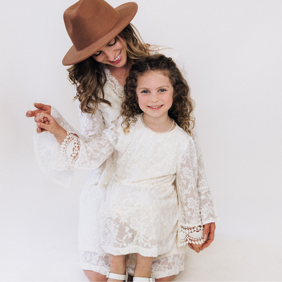 HAHA MAMA Clothing - Venta al por mayor Conjunto de mamá y bebé - Vestido Mommy & Me de encaje marfil para niño14