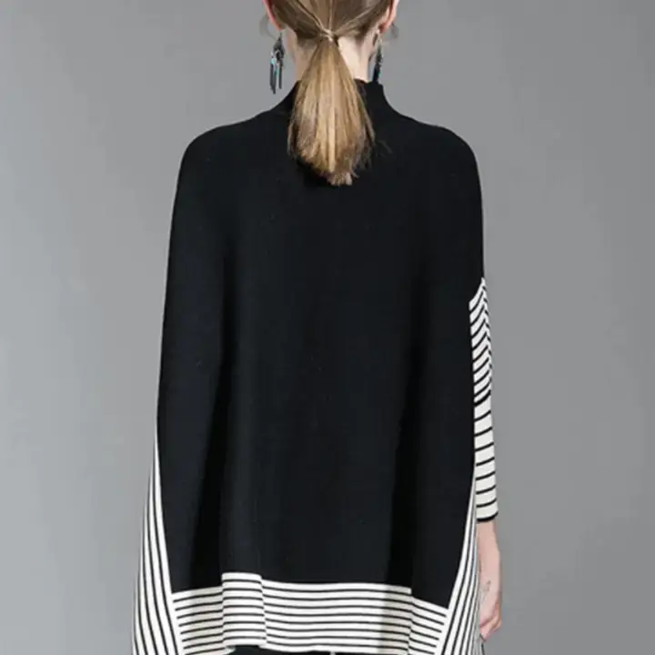 Fennco Styles - Venta al por mayor Poncho - Mujer - Poncho Suéter de Punto a Rayas Negras con Mangas de Murciélago1