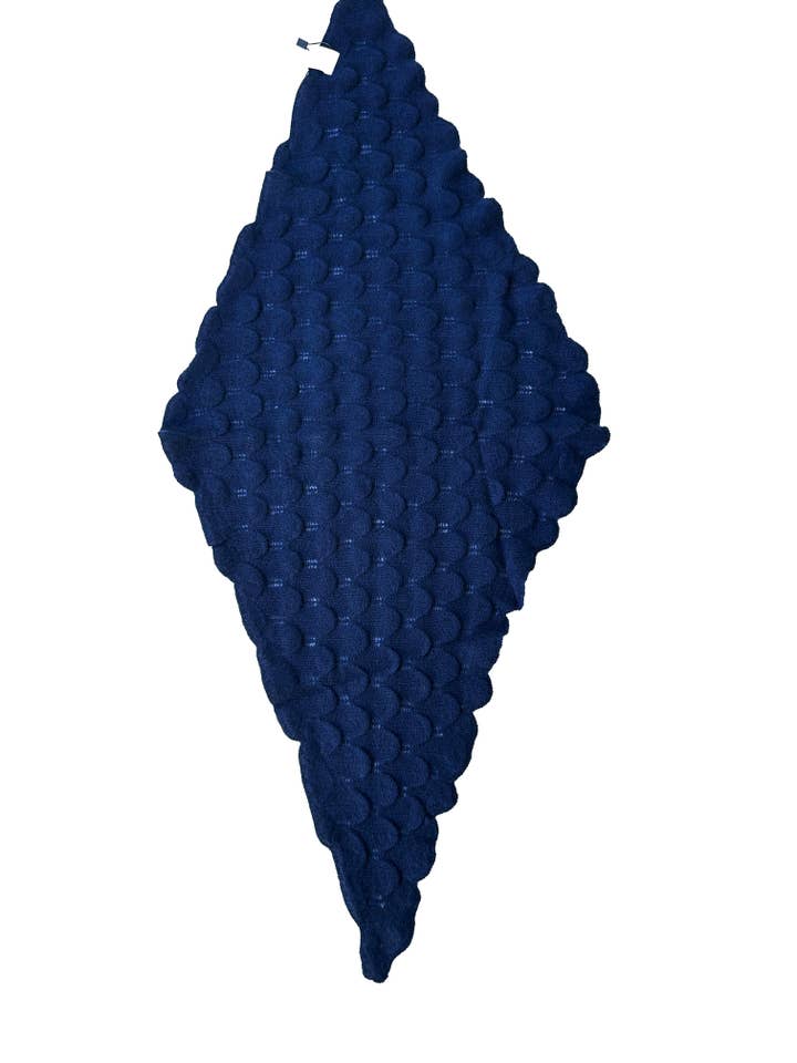 L'écharpe Ox Haven Diamond bleu marine pour la vente par Oxford Meadow Cashmere