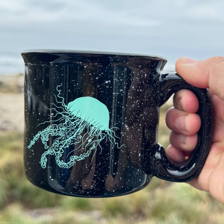 Sashay Jellyfish — Caneca de cerâmica para fogueira 15 oz por atacado de Salty Raven Glassware