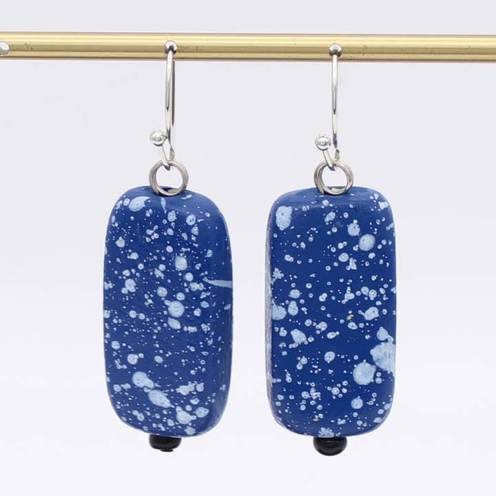 Boucles d'oreilles pendantes Monroe bleues et noires pour la vente par Sylca Designs