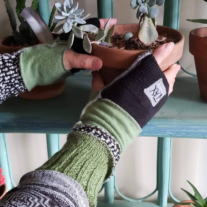 Jax Upcycled - Wholesale Gloves - Women's - Upcycled from Sweater STAFF FAVORITES Fingerless Glove4