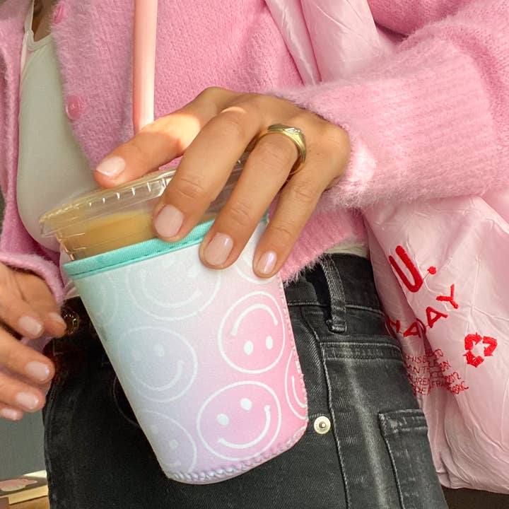 Coozie au café glacé Smiley pour la vente par Wildflower + Co.