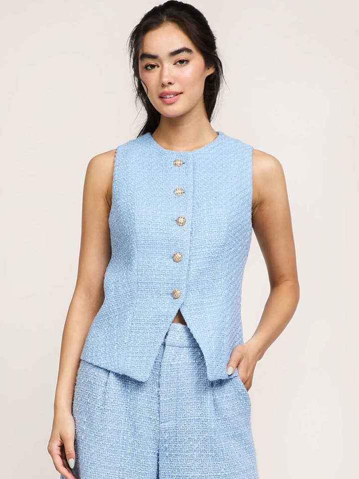 Veste en tweed bleu ciel avec boutons dorés pour la vente par Current Air