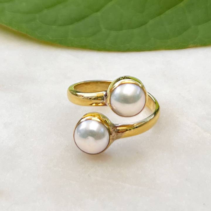 Anello regolabile Pearls of Wisdom in ottone, Indonesia per la vendita all'ingrosso da parte di Women's Peace Collection