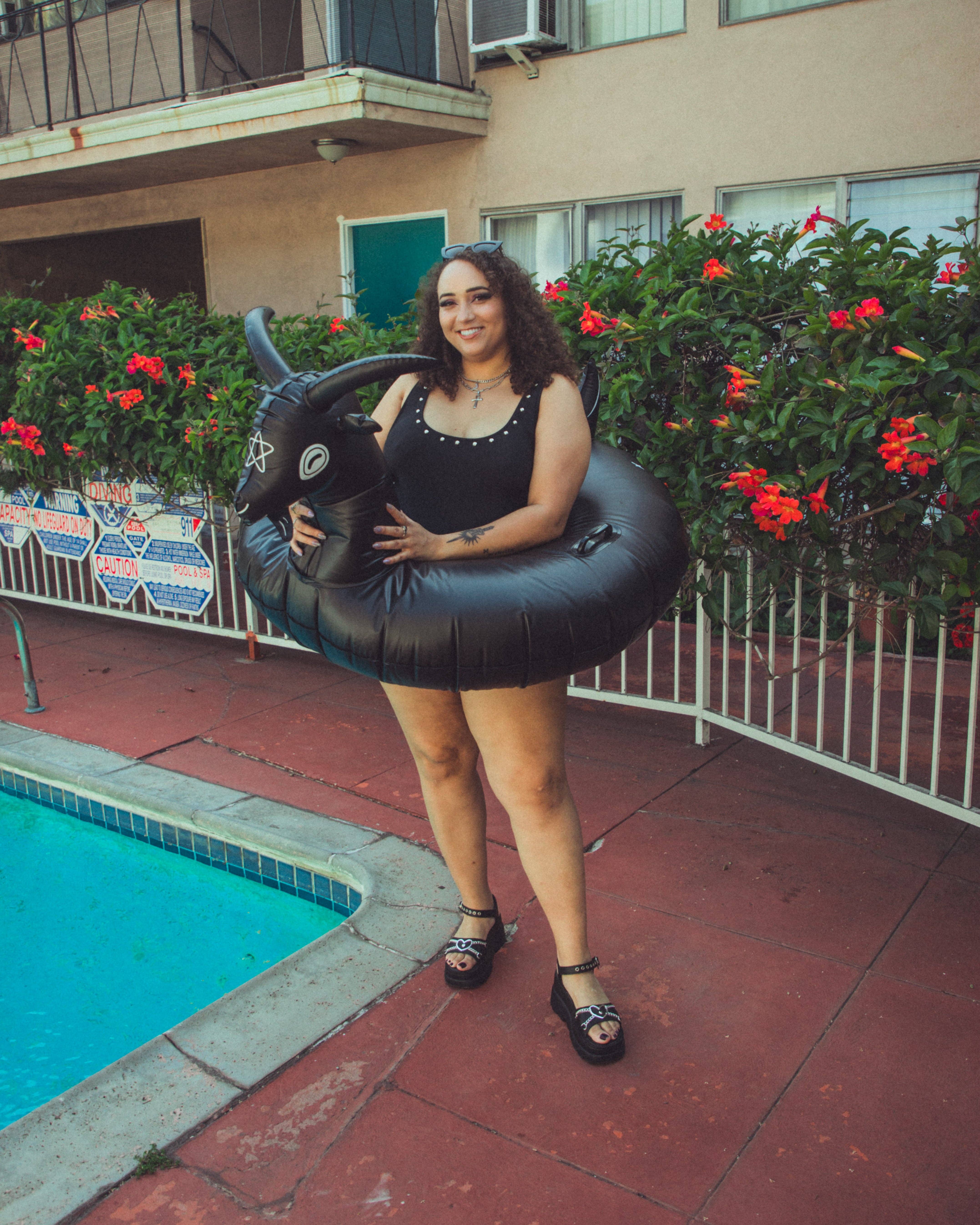 The Pickety Witch - Wholesale Opblaasbaar speelgoed - Black Phillip Goat zwembaddobber - „Heerlijk zwemmen”7