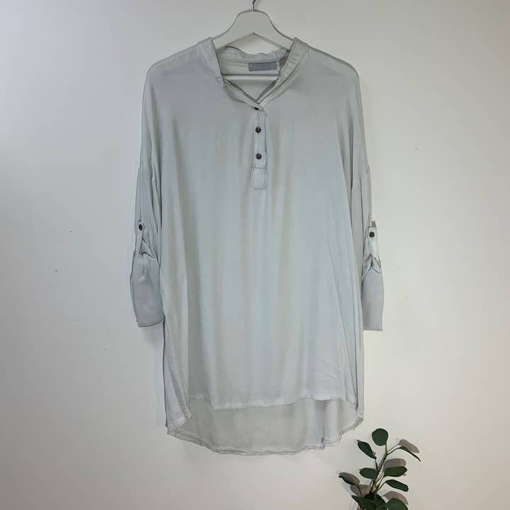 Camisa de toque sedoso em seda com botões de metal oxidado por atacado de Tempest Designs