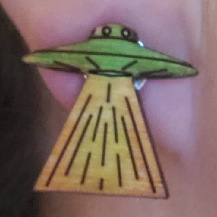 Boucles d'oreilles OVNI - Vaisseau spatial avec faisceau sur carte décorative pour la vente par Steamtowers