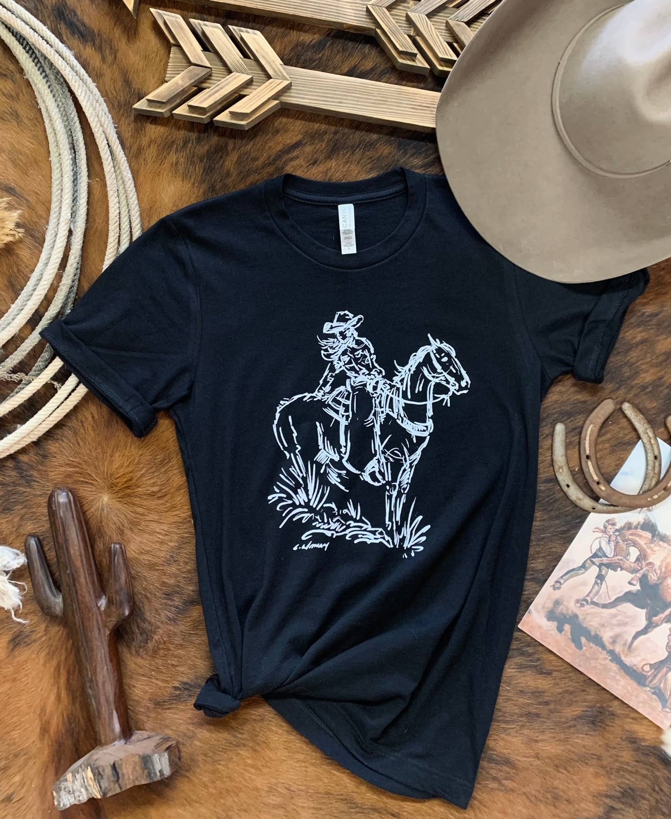 Ranch Girl Gear - Vendita all'ingrosso Maglietta stampata - Donna - T-shirt con grafica western Midnight Cowgirl1