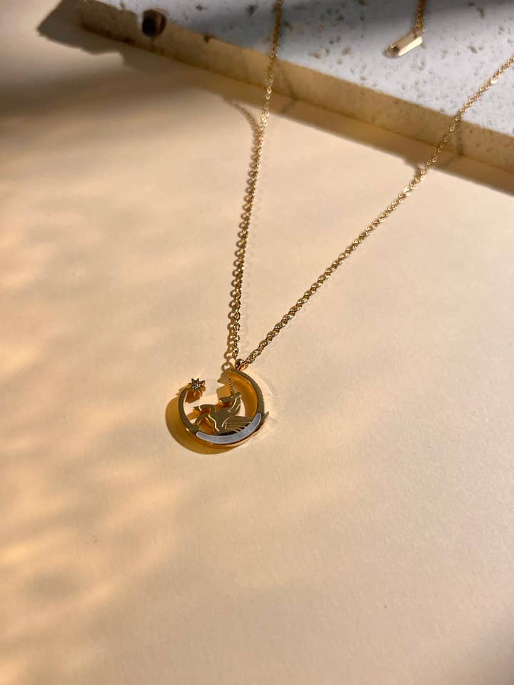 Collier Pendentif Licorne et Lune Nacrée en acier inoxydable pour la vente par COSMOS