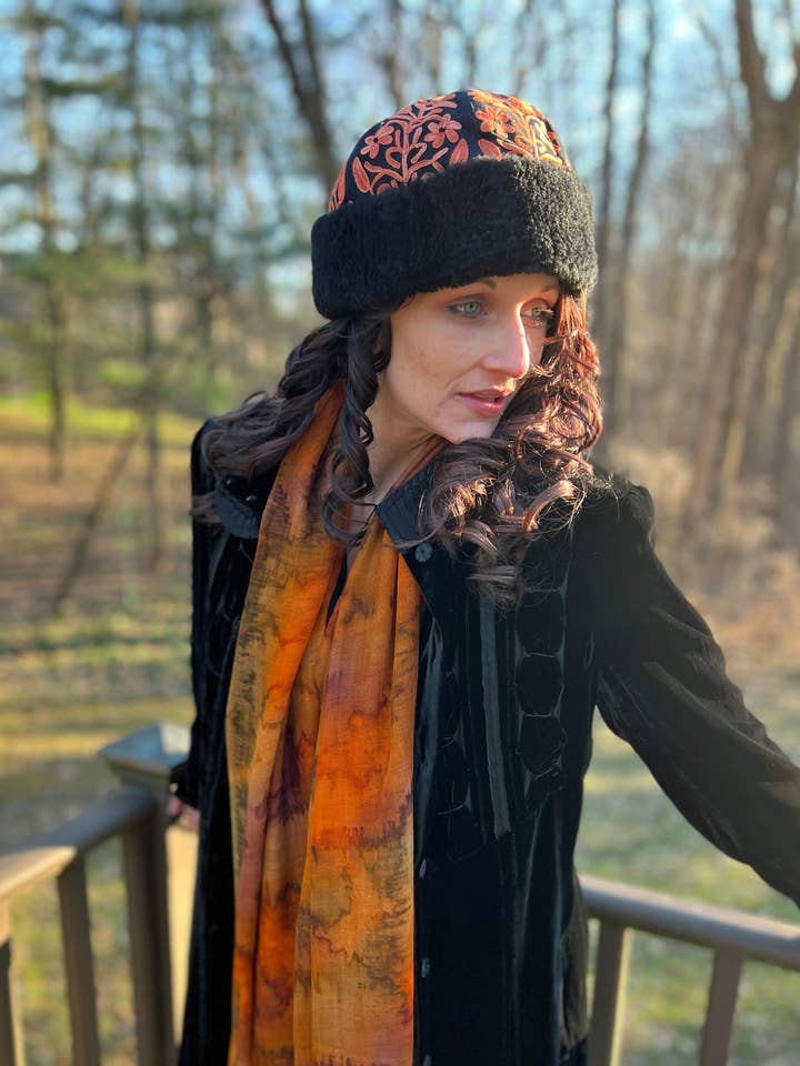 Casquette/chapeau brodé à la main en daim noir et mandarine pour la vente par Rayz Intl