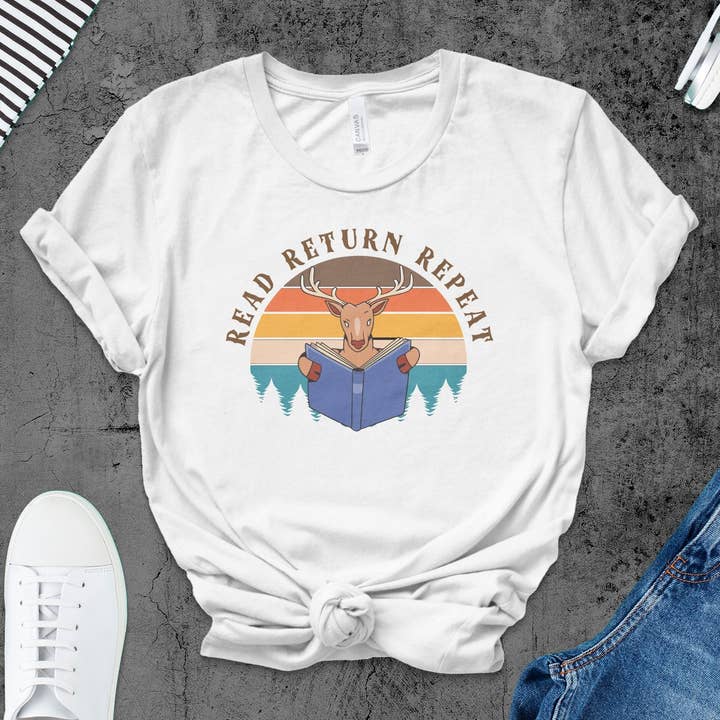 T-shirt per amanti dei libri con grafica alce 'Read Return Repeat', maglietta unisex, abbigliamento bookish, top casual per lettura, regalo per bibliofili per la vendita all'ingrosso da parte di FreakyTeeFactory