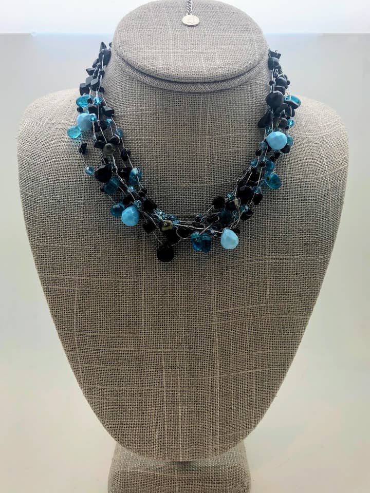 Collier en fil de soie pour la vente par Crossroads Accessories Inc