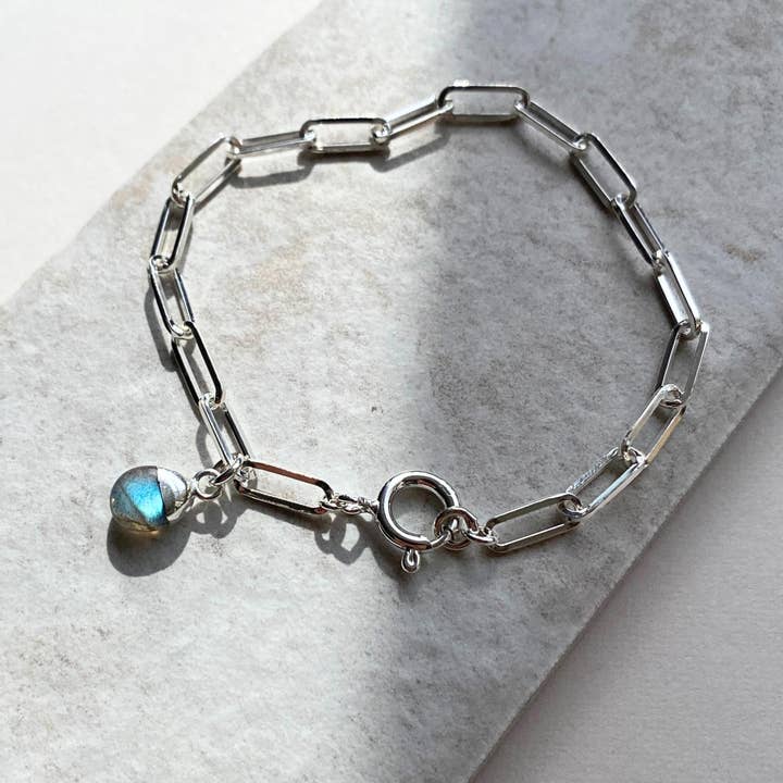 Bracelet à petite chaîne roulée en labradorite | Adventure (argent) pour la vente par Decadorn