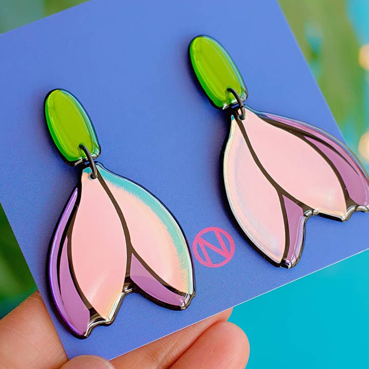 Statement-Ohrringe mit Schneeglöckchenmotiv — auf Bestellung handgefertigt für den Großhandel von Naoi