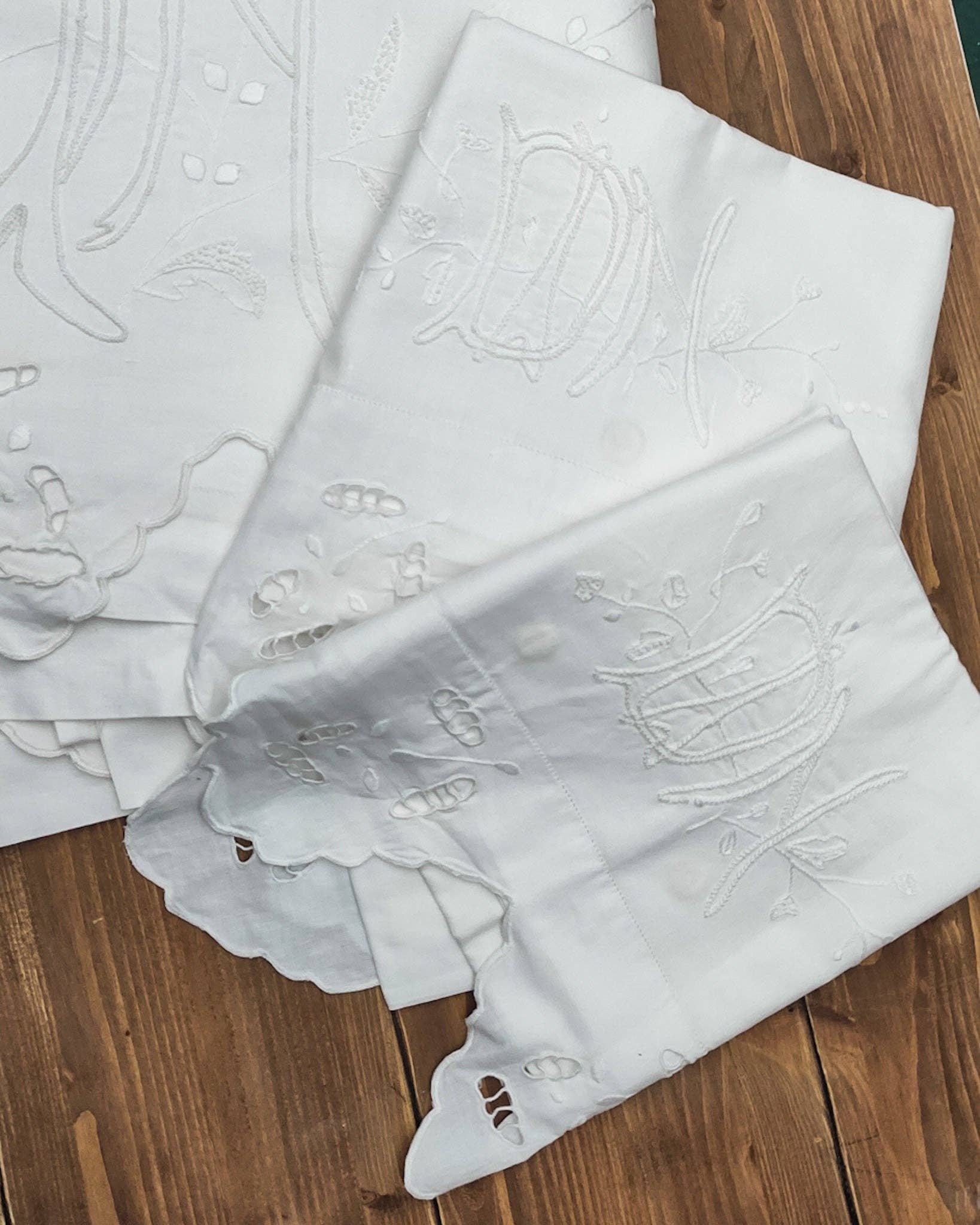 Heyfoo - Venta al por mayor Conjunto de ropa de cama - Sábanas dobles de lino blanco con bordado DN y fundas de almohada5