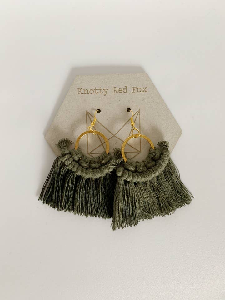 Gouden mini sloan macramé oorbellen voor wholesale door Knotty Red Fox Macrame