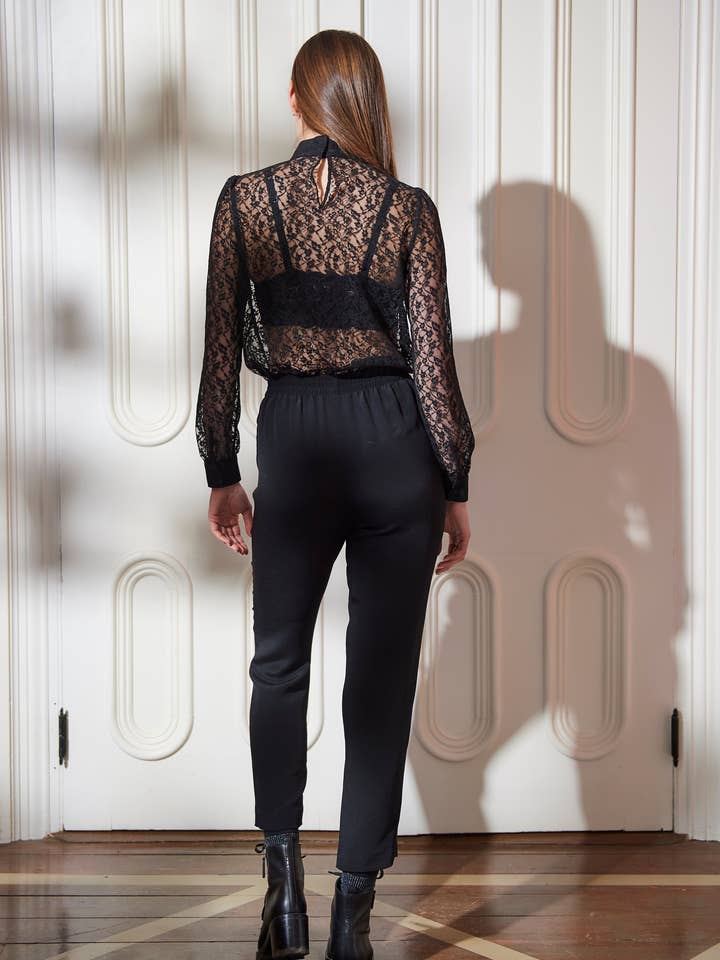 La Lady Blusa | Pizzo Nero Petite Floreale per la vendita all'ingrosso da parte di Black Iris