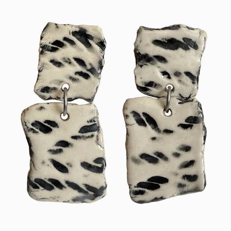 Boucles d'oreilles Juana en céramique noire et blanche pour la vente par Blanca Olmos Studio